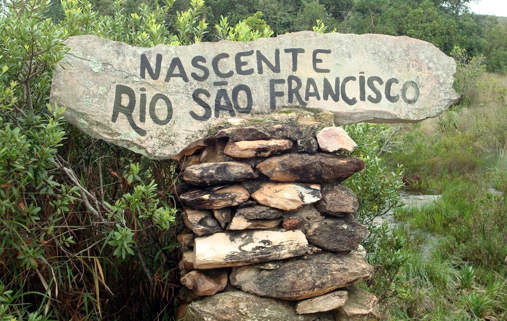 Dentro do Parque Nacional da Serra da Canastra está localizada a nascente histórica do rio São Francisco, no município de São Roque de Minas.